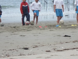 砂浜でのトレーニング中