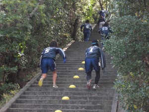 スポーツ合宿　熊野神社の階段でのトレーニング