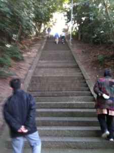 置いてきぼり、　高宮神社の階段
